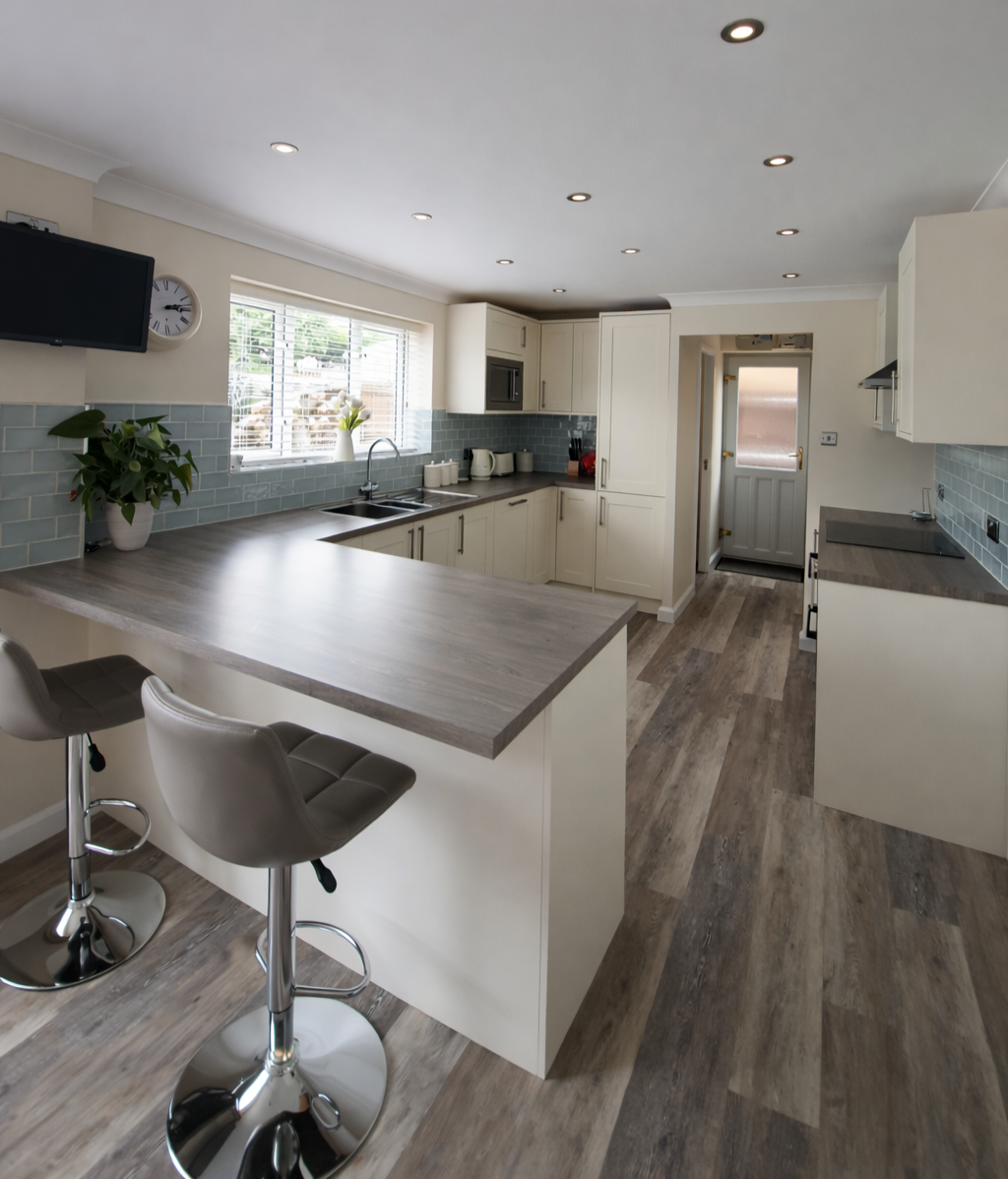 Cream Shaker-style kitchen with breakfast bar peninsula